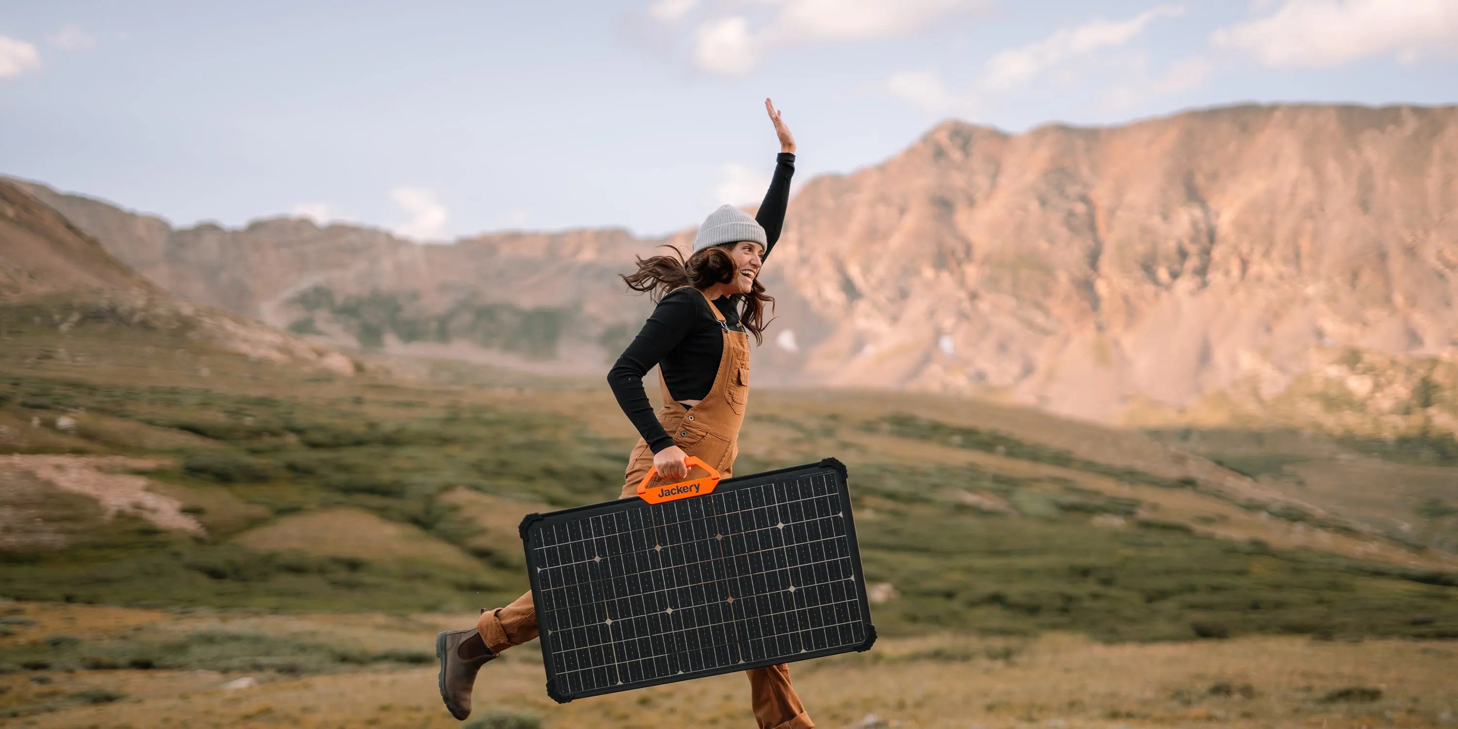 コンパクトで持ち運び安いポータブルソーラーパネル「Jackery Solar Generator」