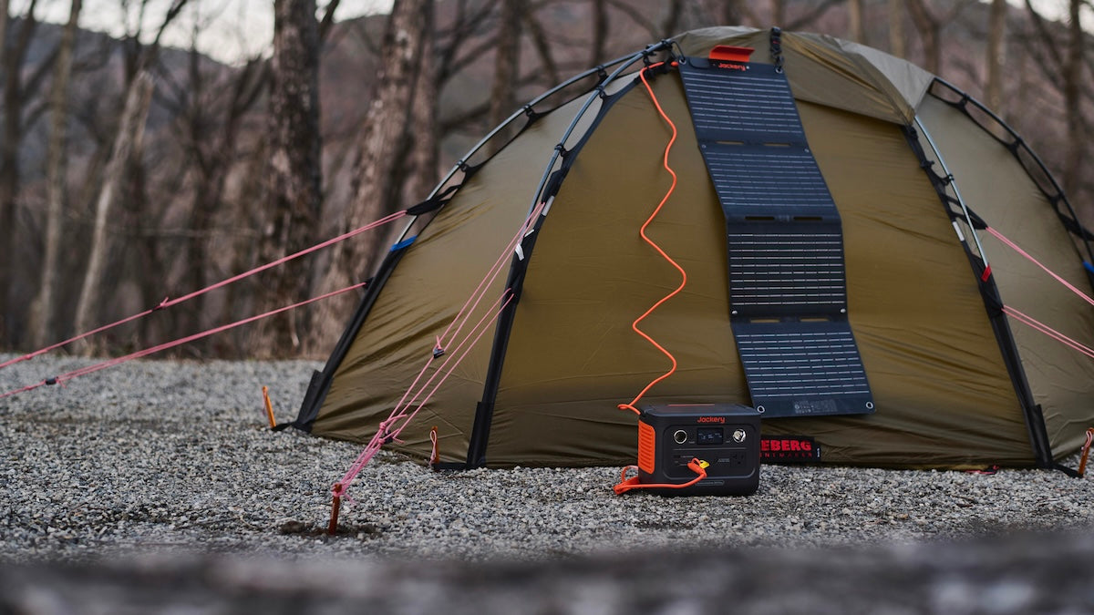 カラビナ付属でどこでも手軽に充電できる