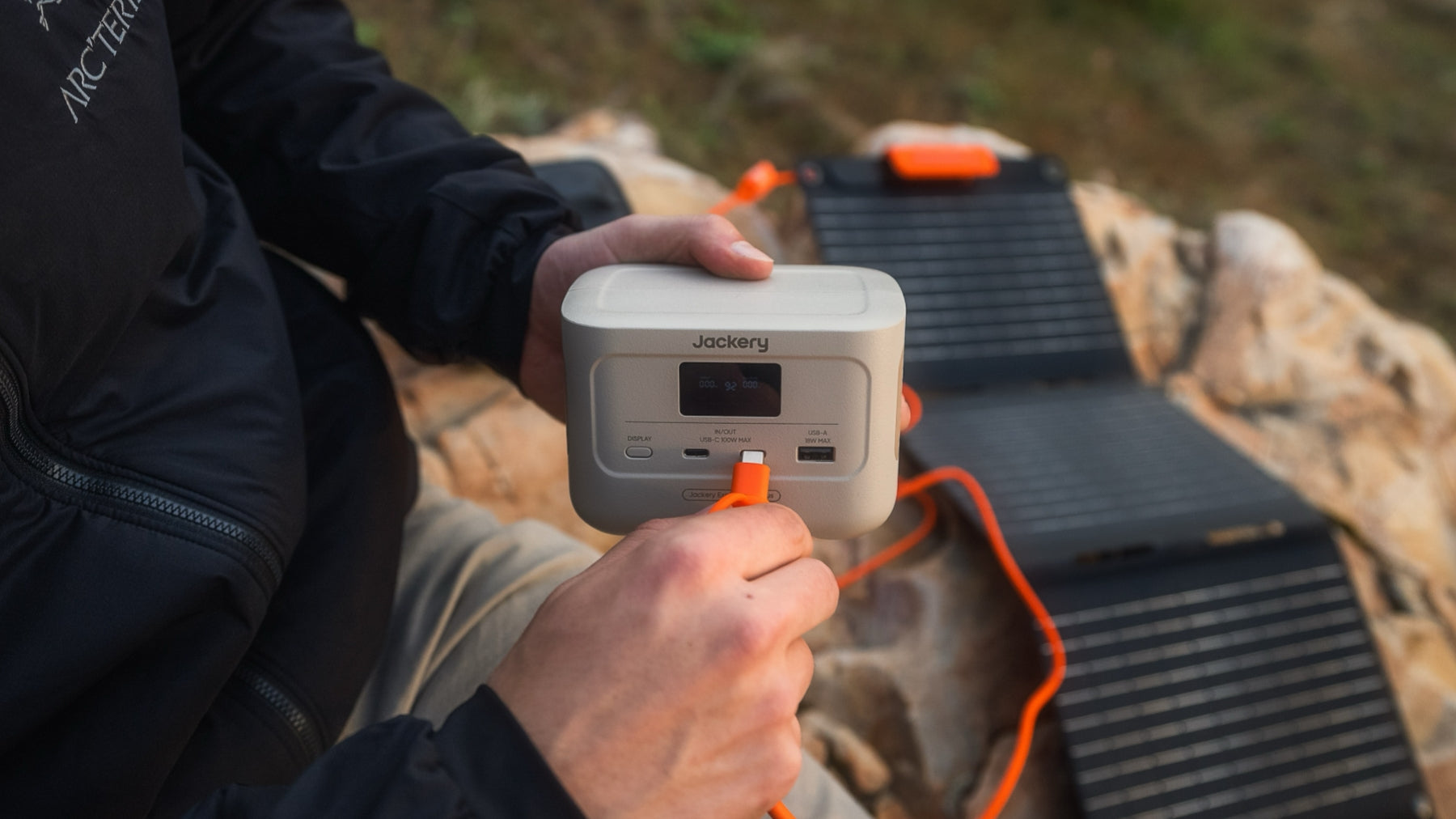 ソーラー充電対応のモバイルバッテリ－