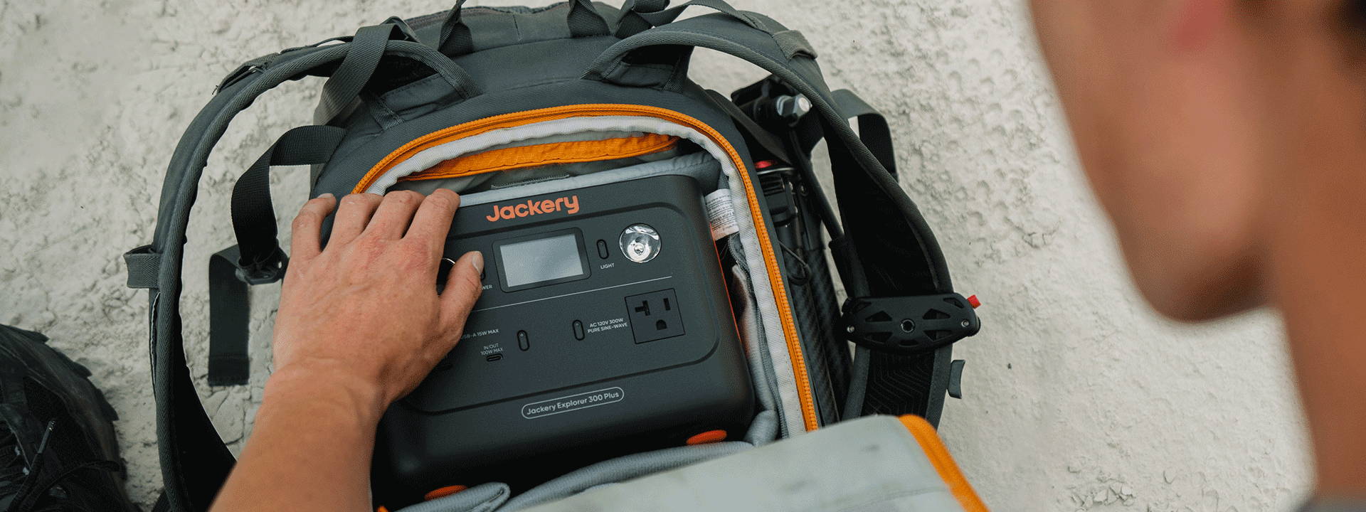 Jackery ポータブル電源 300 Plus リュックに入るコンパクトサイズ